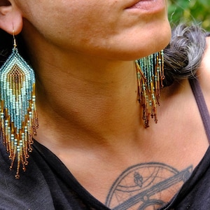 Orecchini con frange di perline fatti a mano, arte tribale Inga, Boho Chic