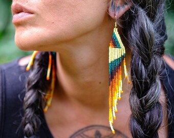ORECCHINI ALI. Orecchini tribali lunghi Chaquira, arte nativa Inga, ciondoli boho con perline, orecchini di moda boho chic.