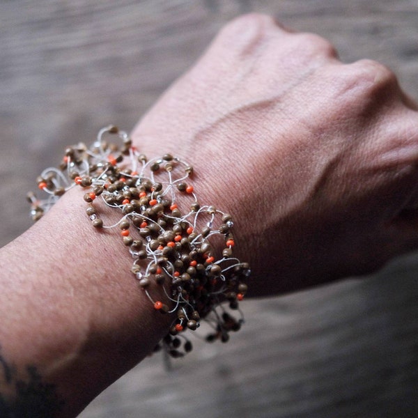 Bracelet Sirindango: bracelet graines et perles, bracelet graines de la jungle avec fibre naturelle, fabriqué par les femmes Inga de Putumayo, Colombie.