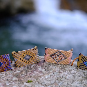 Bracciale con linea INTI. Bracciale a fascia di perline di semi Inga, braccialetto boho chic, gioielli nativi della Colombia.