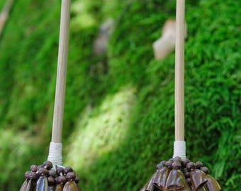 Shamanische Rassel aus Dschungelsamen aus dem Amazonas Regenwald.