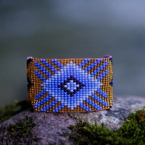 Bracciale con linea INTI. Bracciale a fascia di perline di semi Inga, braccialetto boho chic, gioielli nativi della Colombia. Blue+Gold