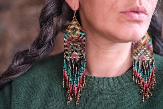 ORECCHINI INTI.Orecchini lunghi boho con perline, arte nativa Inga, pendenti boho chic, orecchini sciamanici, orecchini tribali.
