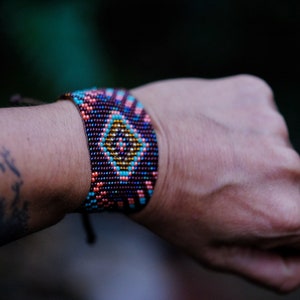 Bracciale con linea INTI. Bracciale a fascia di perline di semi Inga, braccialetto boho chic, gioielli nativi della Colombia. image 10
