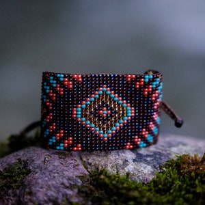 Bracciale con linea INTI. Bracciale a fascia di perline di semi Inga, braccialetto boho chic, gioielli nativi della Colombia. Brown+Blue+Pink