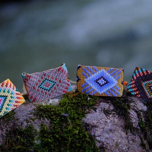 Bracciale con linea INTI. Bracciale a fascia di perline di semi Inga, braccialetto boho chic, gioielli nativi della Colombia.