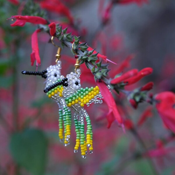 COLIBRÌ. Orecchini colibrì, arte nativa Kamentsà, pendenti boho di perline, orecchini sciamanici indiani. Orecchini moda boho chic.