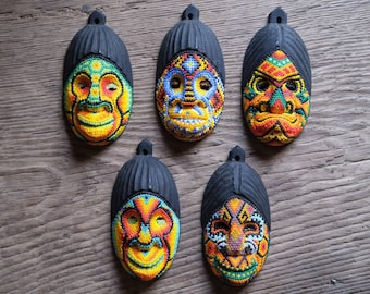 Handgeschnitzte Tribal-Maske aus Schamanenweidenholz