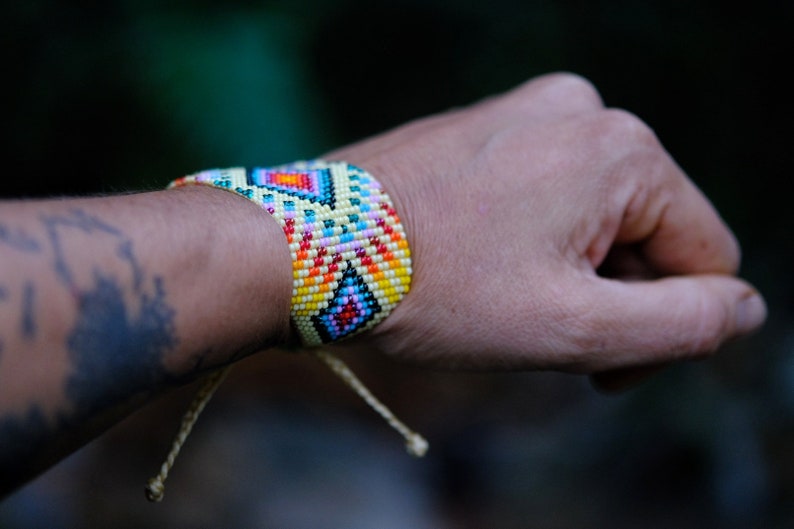 Bracciale con linea INTI. Bracciale a fascia di perline di semi Inga, braccialetto boho chic, gioielli nativi della Colombia. image 3