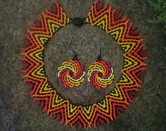 Colores cálidos set di gioielli con perline: girocollo boho chic e orecchini realizzati dai nativi Inga dalla Colombia. Gioielli etnici.