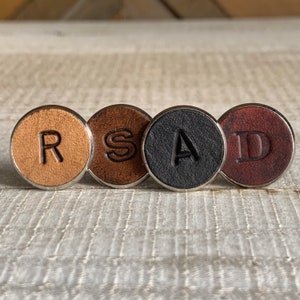 Monogramm Leder Manschettenknöpfe, Trauzeuge Geschenk, Handgestempelte Initialen, Geschenk zum dritten Jahrestag für Ihn