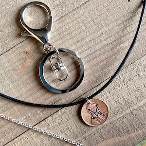 Collar de centavo inicial estampado personalizado, llavero, carta estampada a mano, centavos de monograma personalizados, regalo para mamá, regalo de abuela