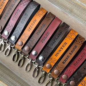 Llavero de cuero personalizado, pulsera personalizada estampada a mano, llavero con gancho, regalo para él, regalo para ella