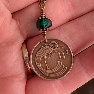 Collier avec pendentif pièce de monnaie irlandaise, bijoux celtiques, cadeau de la Saint-Patrick, Irlande 1 pingin, émeraude