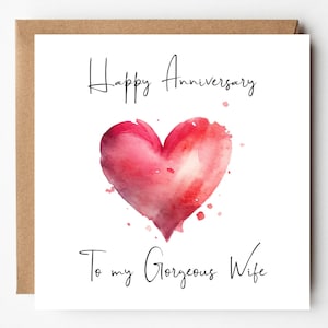 Op de afbeelding: Vierkante wenskaart met een aquarel hart in rode en roze tinten. De tekst "Happy Anniversary" en "To my Gorgeous Wife" is in een elegant lettertype geschreven. Op een witte achtergrond.