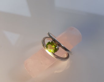 Sterling silver ring with peripine stone Silver ring with faceted peridot