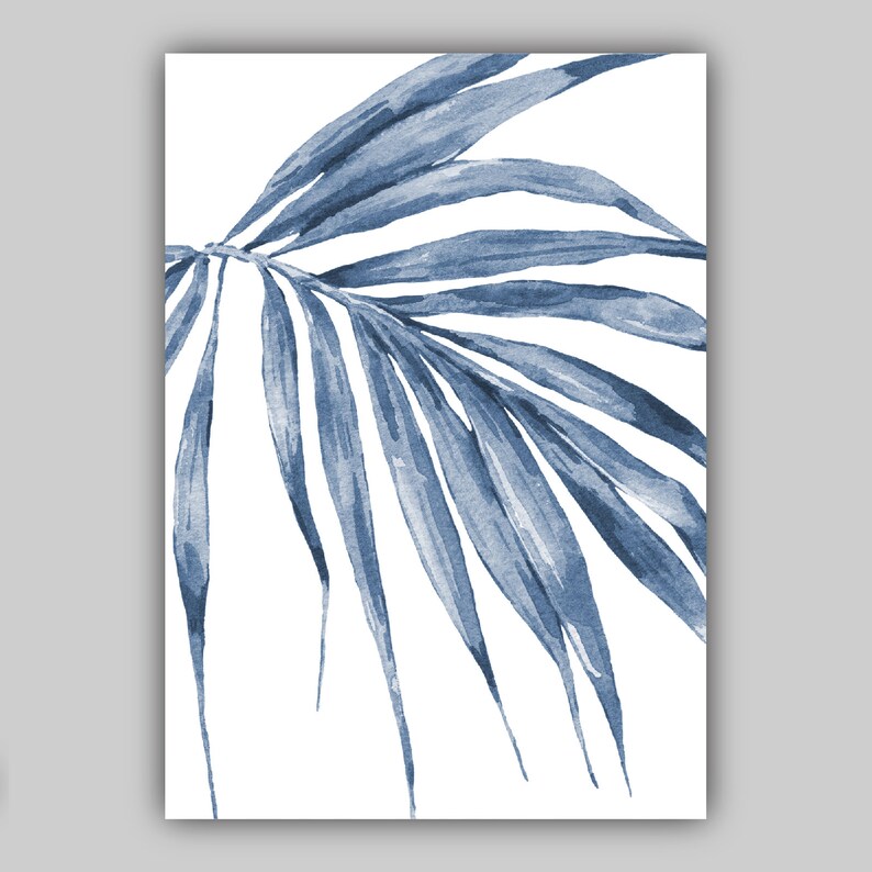 Puede incluir: Una pintura de acuarela de una hoja de palmera azul sobre un fondo blanco.