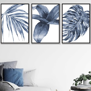 Conjunto botánico de 3 láminas de arte azul marino a partir de una pintura original en acuarela de Monstera, papiro y helecho. Obra de arte perfecta para galerías de arte en la pared. imagen 1