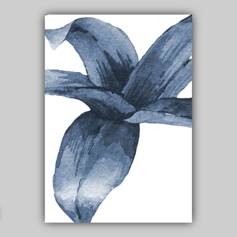 Puede incluir: Una pintura de acuarela de una flor azul con cinco p&eacute;talos. La flor est&aacute; aislada sobre un fondo blanco.