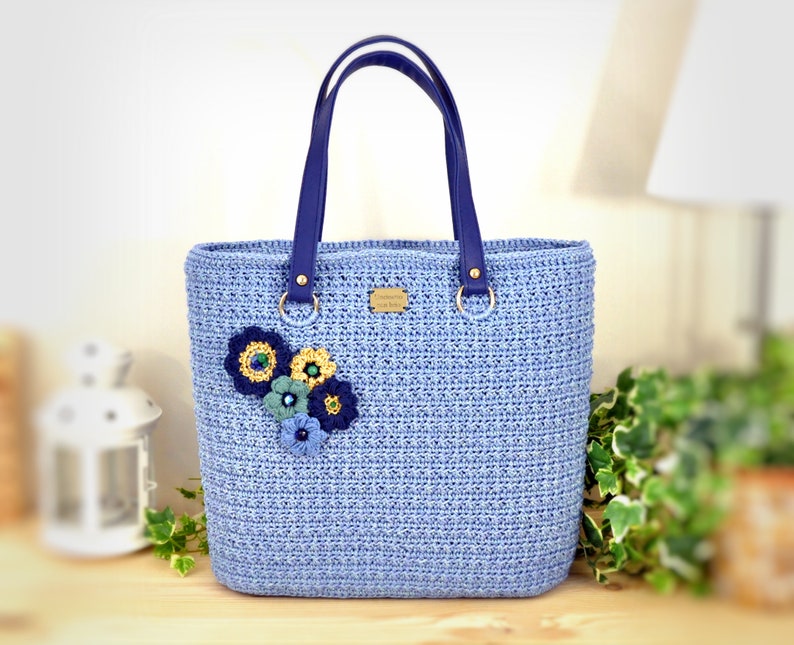 Borsa a uncinetto elegante azzurra con filo brillante image 0