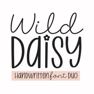 Pode incluir: As palavras "Wild Daisy" estão escritas em uma fonte preta e caprichosa, com uma margarida substituindo o ponto acima do "i". Abaixo, em uma fonte menor e manuscrita, está o texto "Handwritten Font Duo" em um fundo retangular rosa claro.