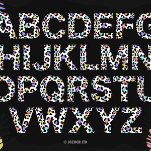 Puede incluir: Un alfabeto colorido con cada letra en un patr&oacute;n de estampado de leopardo blanco y negro. Las letras est&aacute;n en un arco&iacute;ris de colores, incluyendo rosa, amarillo, azul y verde.