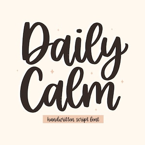 Puede incluir: Gráfico digital con las palabras "Daily Calm" en una fuente manuscrita marrón oscuro. Las palabras están centradas en un fondo beige claro con pequeños acentos en forma de estrella. Debajo está el texto "handwritten script font".