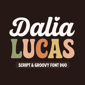 以下が含まれることがあります： 茶色の背景に、レトロなフォントで「Dalia LUCAS」と書かれています。「Dalia」は白い筆記体で、「LUCAS」はカラフルなブロック体です。下には「SCRIPT & GROOVY FONT DUO」と書かれています。