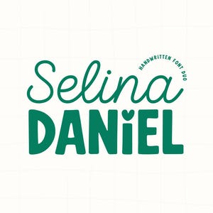 Pode incluir: Design gráfico com as palavras "Selina Daniel" em uma fonte manuscrita, com a palavra "Daniel" em negrito e em bloco. O texto "Handwritten Font Duo" está disposto em círculo acima do nome. O esquema de cores é verde-azulado em um fundo branco.