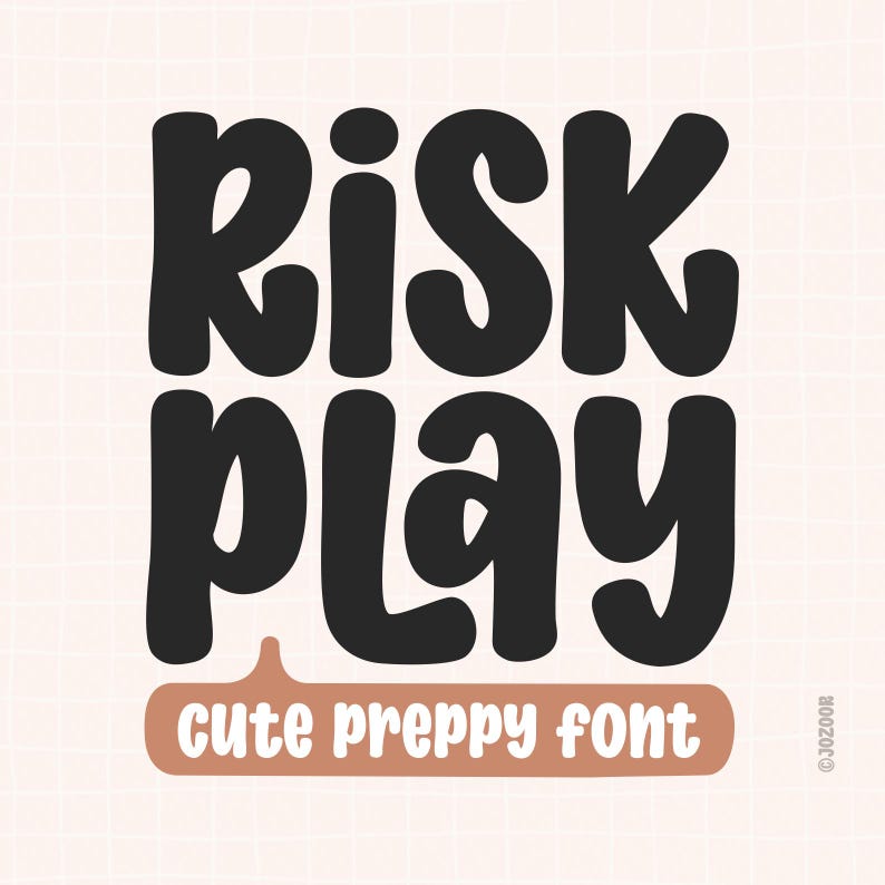 Puede incluir: Texto negro sobre un fondo beige claro que dice "RISK PLAY" en una fuente audaz y redondeada. Debajo, una pancarta marr&oacute;n dice "cute preppy font". El dise&ntilde;o tiene una est&eacute;tica retro y juguetona.