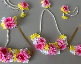 Komplet Haldi Floral – Regulowana bransoletka i pierścionek z kwiatami, Maangtikka, Kolczyki z kwiatami i perłami | Różowo-żółta biżuteria ślubna Mehndi