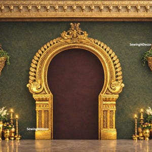 Può includere: Un fondale decorativo con un arco dorato con dettagli ornati, affiancato da pilastri ed elementi decorativi. Lo sfondo presenta una parete verde scuro con cesti sospesi di verde e vasi d'oro con fiori e candele. Il tema generale è elegante e regale.