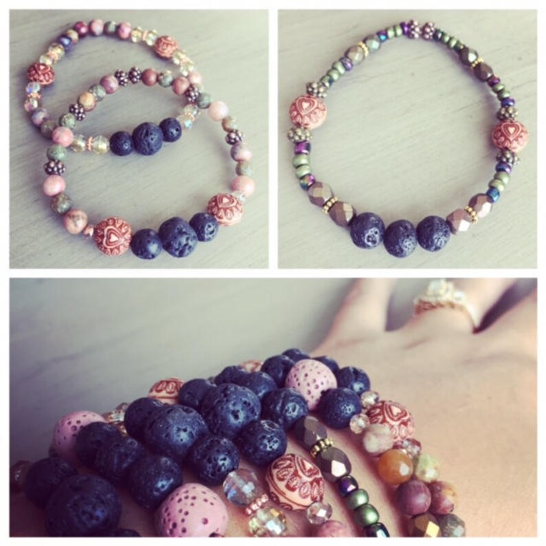 Pu&ograve; includere: Diversi braccialetti di perline con un mix di perline di vari colori. I braccialetti includono perline di lava blu scuro, perline rosa e pesca e perline rotonde decorative con motivi a cuore. Mostrati su una superficie chiara.