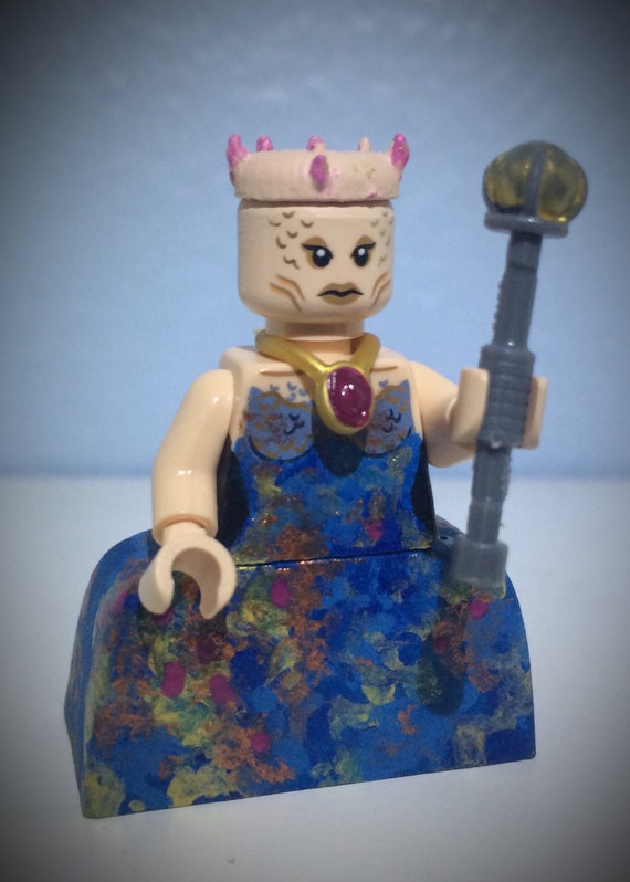 lego queen minifigure