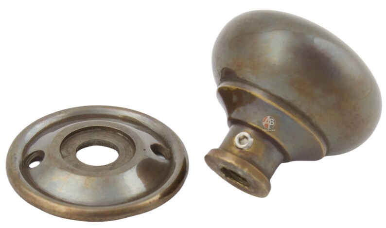 Peut inclure: Bouton de porte et plaque arri&egrave;re en bronze antique. Le bouton est de forme ovale et poss&egrave;de une courte tige. La plaque arri&egrave;re est ronde avec deux trous de vis. La quincaillerie a une esth&eacute;tique vintage.