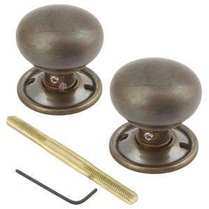Peut inclure: Deux poign&eacute;es de porte antiques en bronze avec un design rond et des plaques arri&egrave;re assorties. Comprend une tige filet&eacute;e et une cl&eacute; Allen pour l'installation. Quincaillerie pour l'am&eacute;lioration de l'habitat.