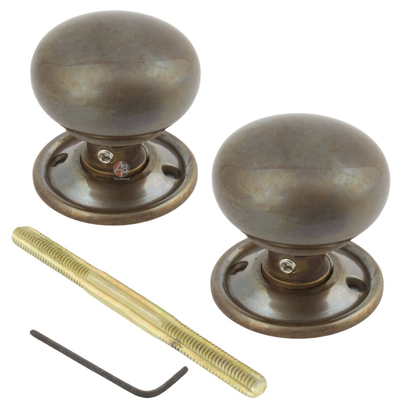 Peut inclure: Deux poign&eacute;es de porte antiques en bronze avec un design rond et des plaques arri&egrave;re assorties. Comprend une tige filet&eacute;e et une cl&eacute; Allen pour l'installation. Quincaillerie pour l'am&eacute;lioration de l'habitat.
