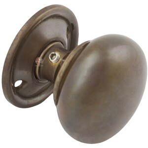 Peut inclure: Un bouton de porte en bronze de forme ovale et fix&eacute; &agrave; une plaque arri&egrave;re circulaire. La quincaillerie a un aspect vintage. Le bouton est fix&eacute; avec une vis.