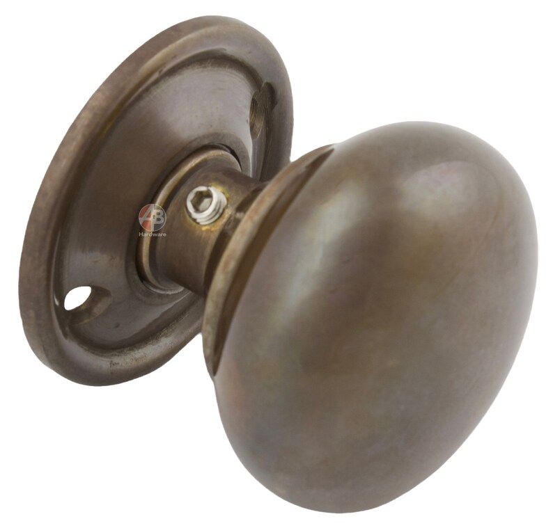 Peut inclure: Un bouton de porte en bronze de forme ovale et fix&eacute; &agrave; une plaque arri&egrave;re circulaire. La quincaillerie a un aspect vintage. Le bouton est fix&eacute; avec une vis.
