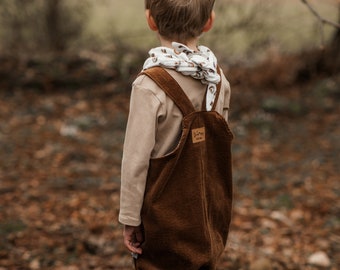 Kinder und Kleinkinder Baumwolle Breitcord Latzhose in der Farbe Braun, lässig oversized und mitwachsend, optional personalisiert mit Label