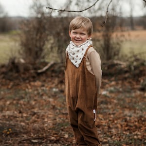 Kinder und Kleinkinder Baumwolle Breitcord Latzhose in der Farbe Braun, lässig oversized und mitwachsend, optional personalisiert mit Label afbeelding 6