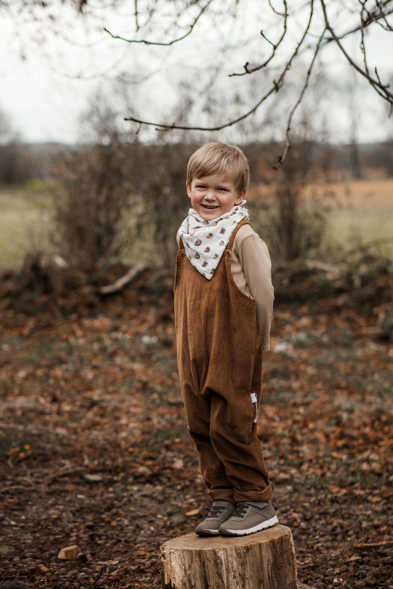 Kinder und Kleinkinder Baumwolle Breitcord Latzhose in der Farbe Braun, lässig oversized und mitwachsend, optional personalisiert mit Label afbeelding 6