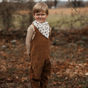 Kinder und Kleinkinder Baumwolle Breitcord Latzhose in der Farbe Braun, lässig oversized und mitwachsend, optional personalisiert mit Label afbeelding 2