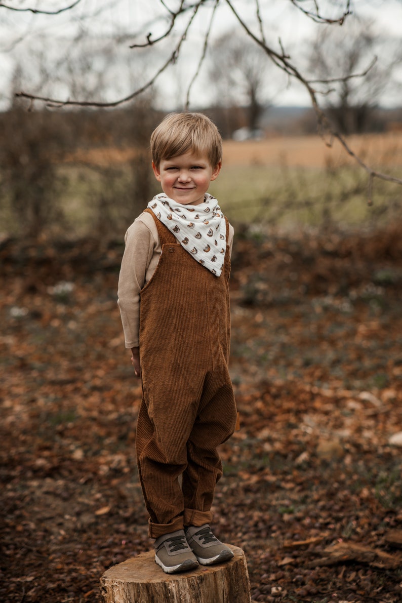 Kinder und Kleinkinder Baumwolle Breitcord Latzhose in der Farbe Braun, lässig oversized und mitwachsend, optional personalisiert mit Label afbeelding 2