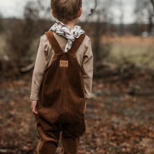 Kinder und Kleinkinder Baumwolle Breitcord Latzhose in der Farbe Braun, lässig oversized und mitwachsend, optional personalisiert mit Label afbeelding 7