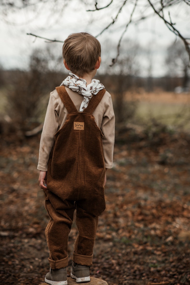 Kinder und Kleinkinder Baumwolle Breitcord Latzhose in der Farbe Braun, lässig oversized und mitwachsend, optional personalisiert mit Label afbeelding 7