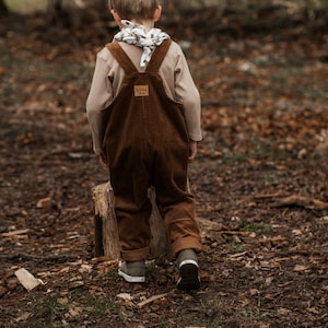 Kinder und Kleinkinder Baumwolle Breitcord Latzhose in der Farbe Braun, lässig oversized und mitwachsend, optional personalisiert mit Label afbeelding 5