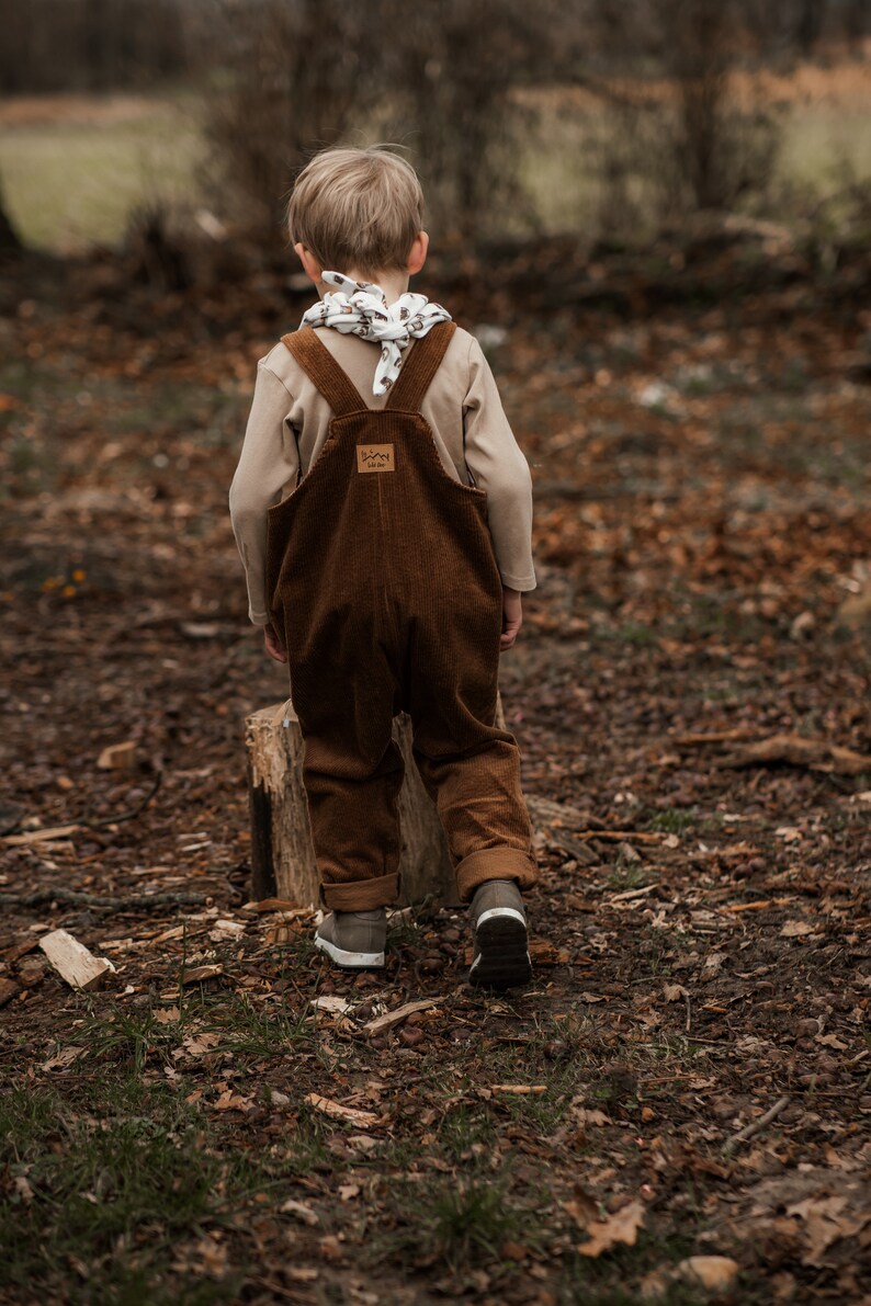 Kinder und Kleinkinder Baumwolle Breitcord Latzhose in der Farbe Braun, lässig oversized und mitwachsend, optional personalisiert mit Label afbeelding 5