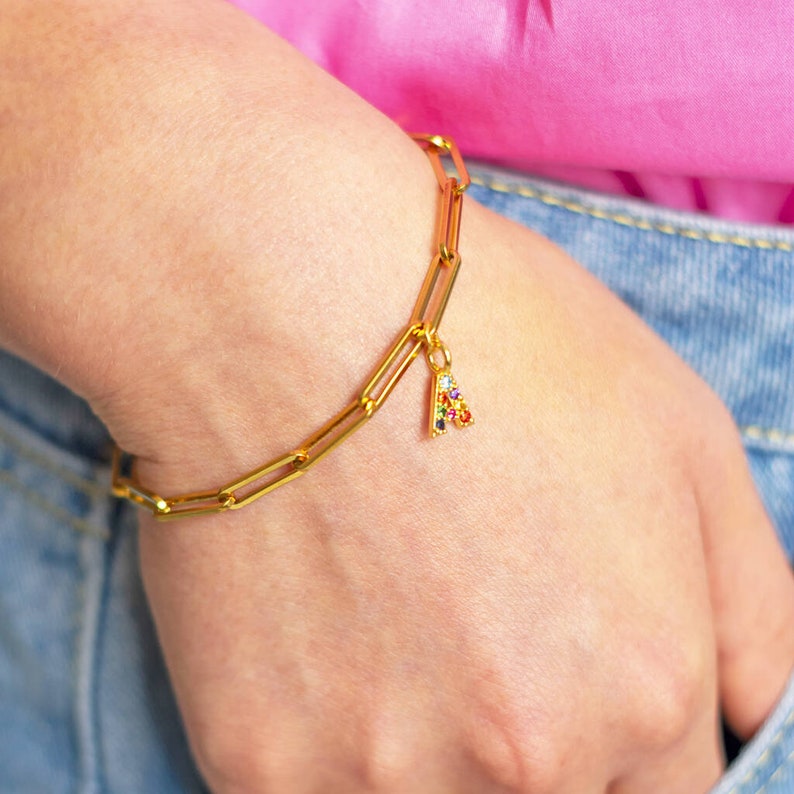 Chunky gold chain bracelet with rainbow initial charm imagem 7