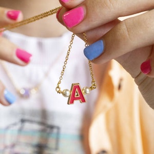 Collar con inicial de esmalte y detalle de perla